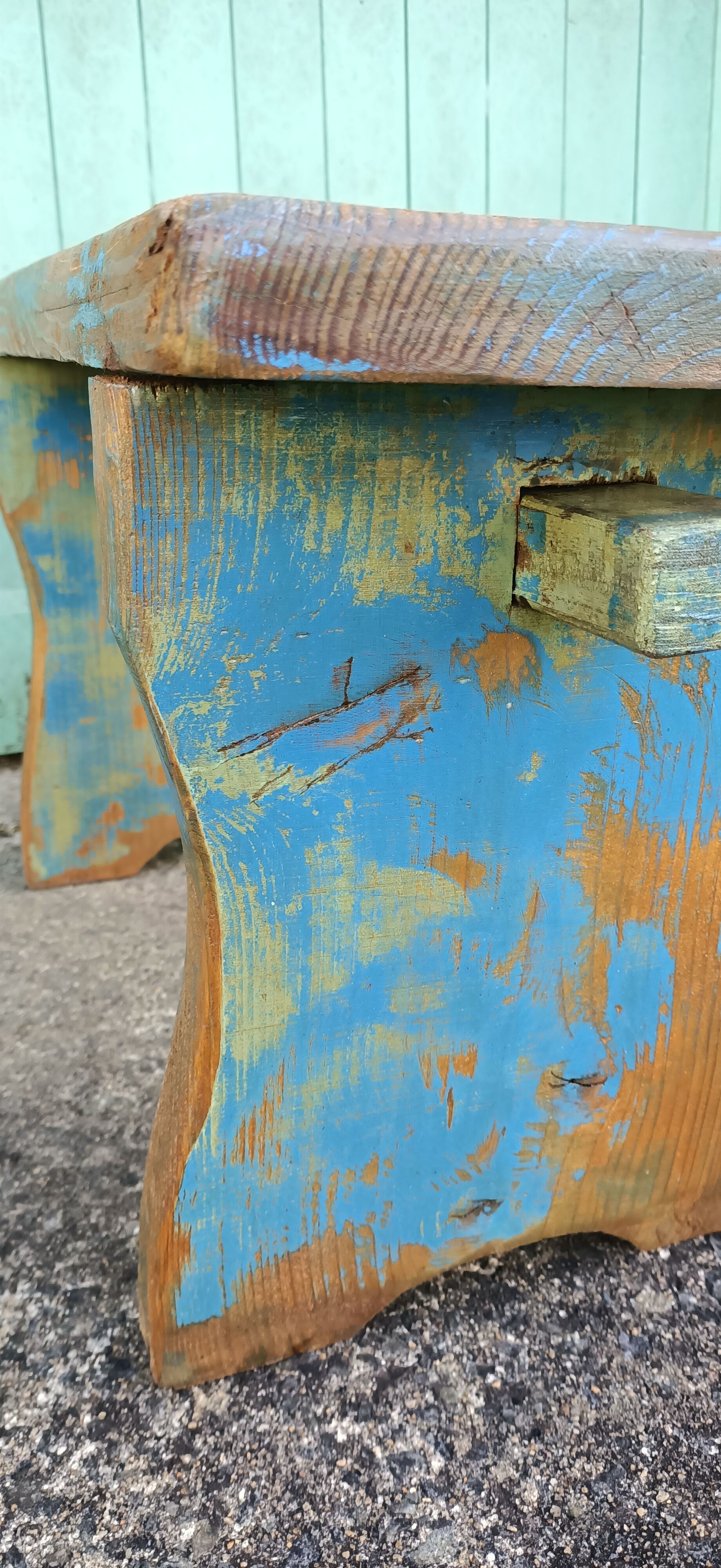 Banc repose-pieds patiné