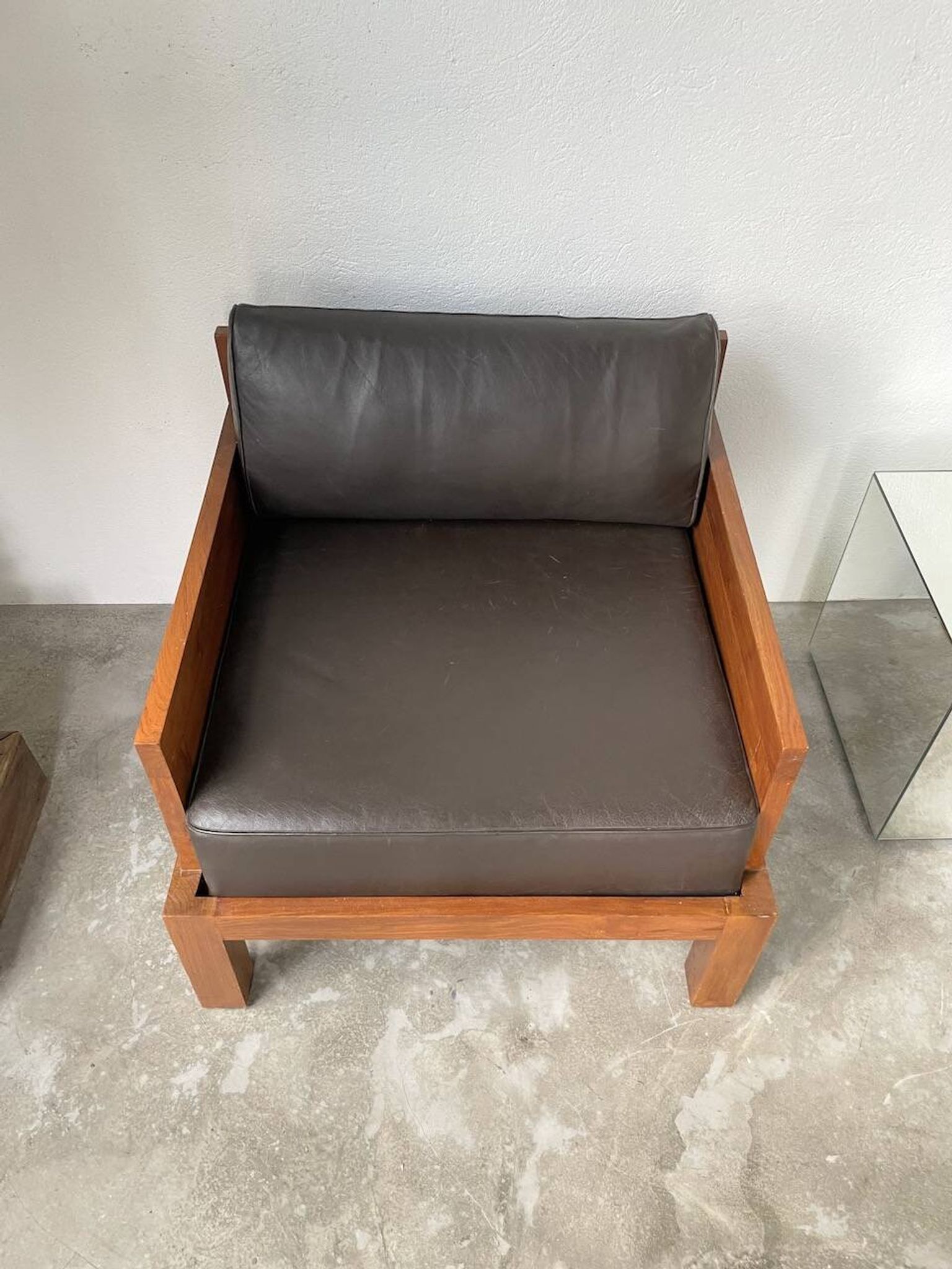 Fauteuil moderniste bois exotique et cuir