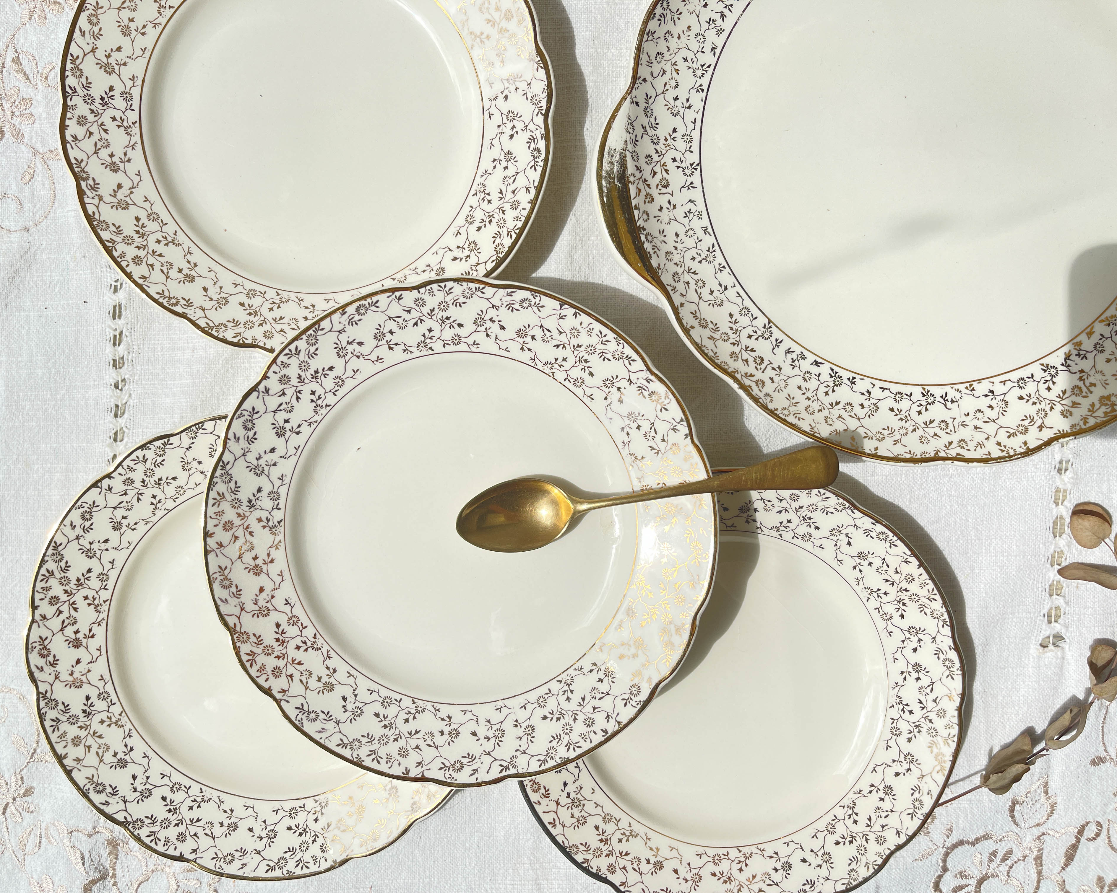 Villeroy & Boch dessert service in white porcelain golden flowers
