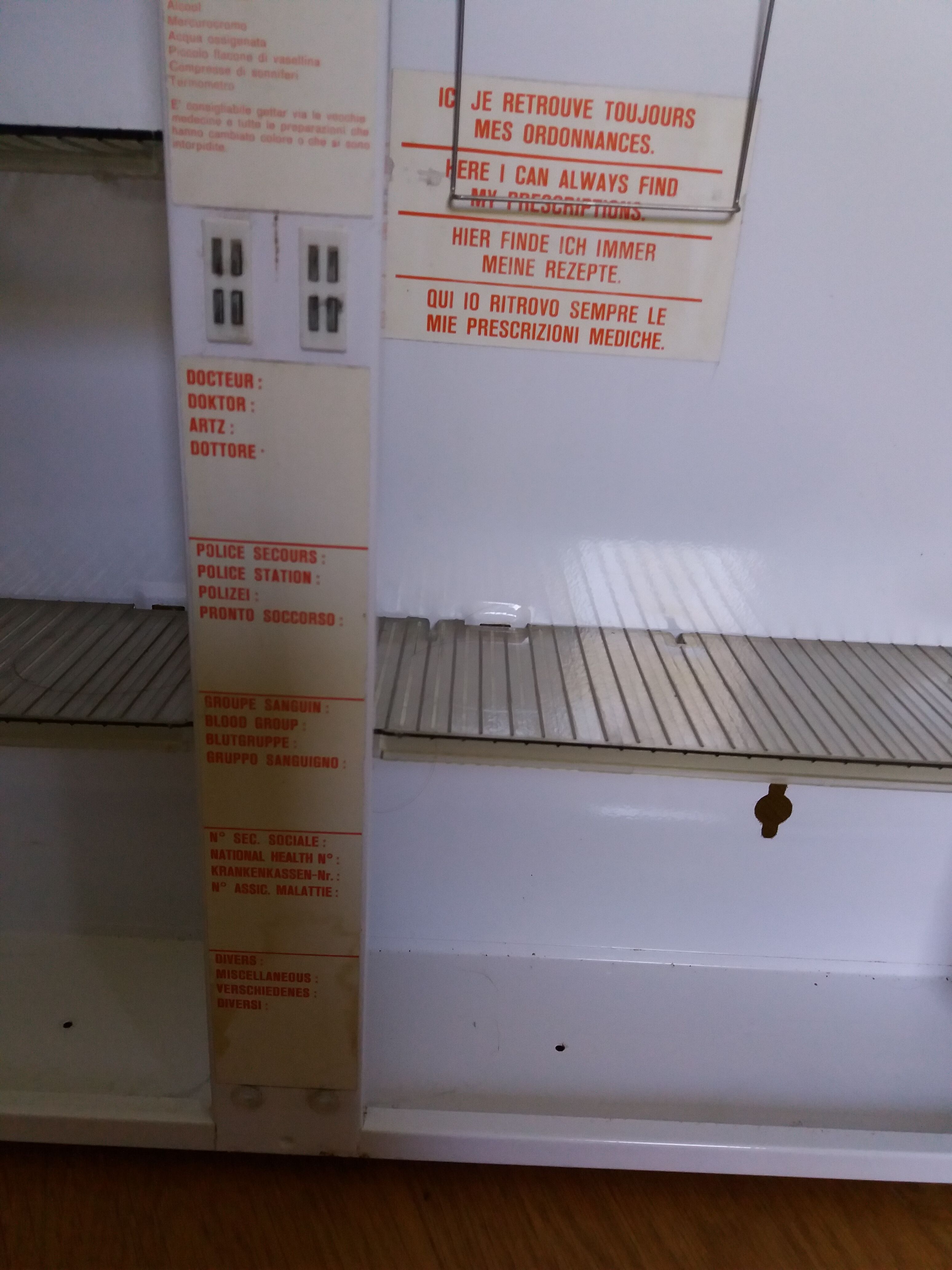 Armoire à pharmacie en métal laqué blanc