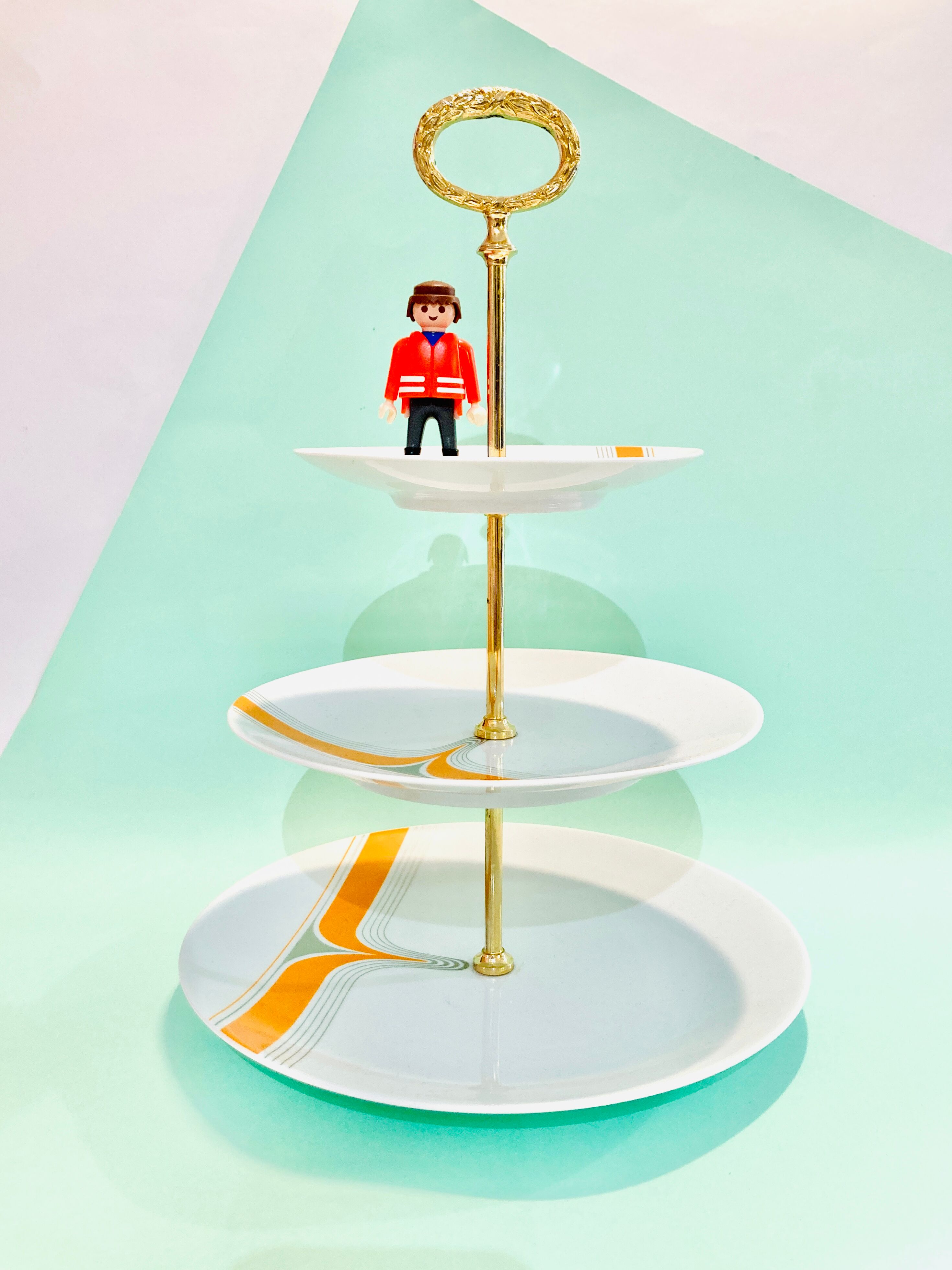 Porcelain cake display