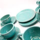Lot de 6 tasses en terre émaillée bleu turquoise avec leurs soucoupes et leur pot à lait