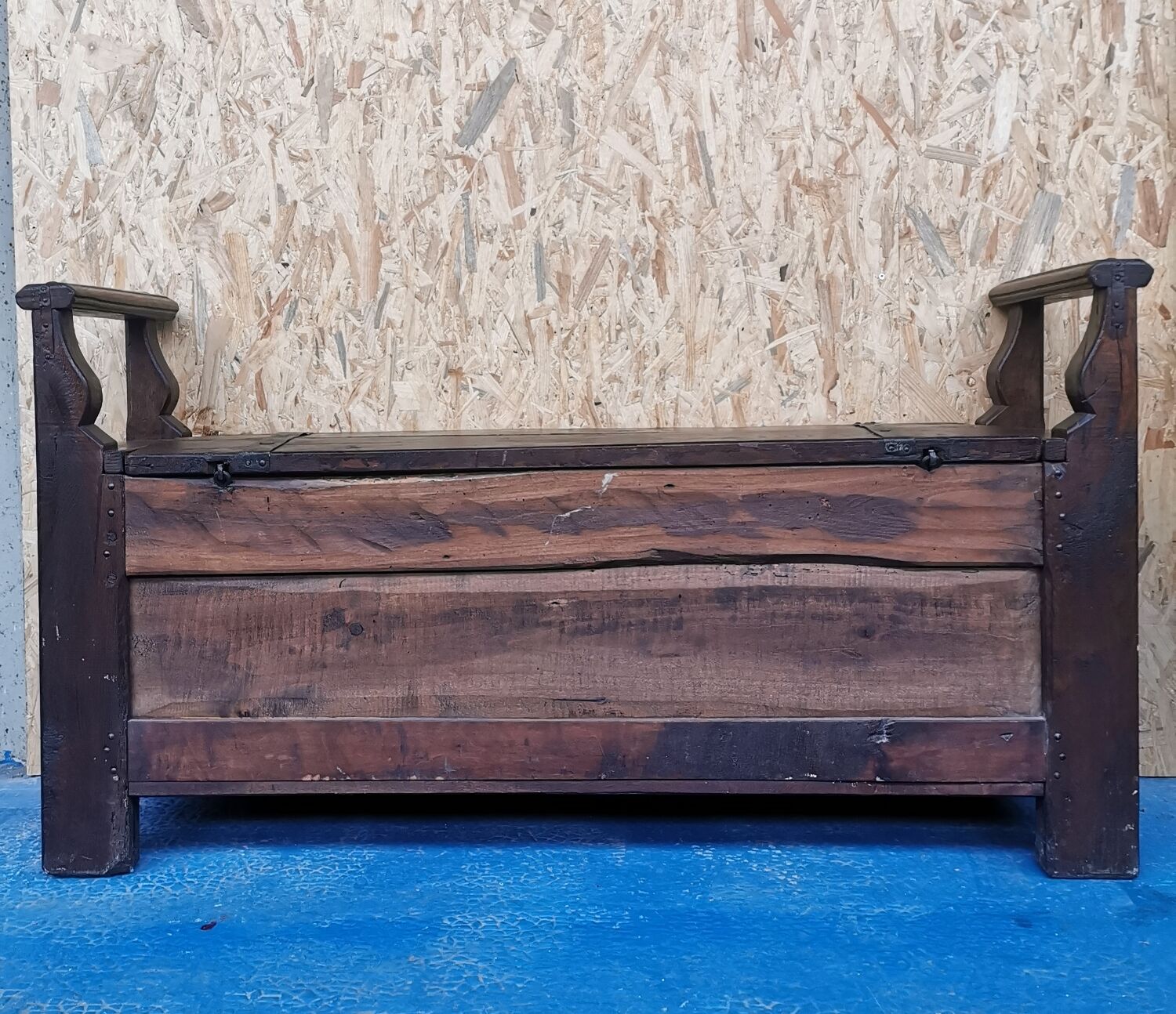 Coffre banc néo-gothique en bois massif