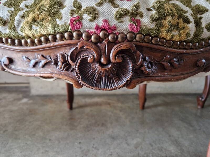 Paire de fauteuils cabriolets de style Louis XV en bois mouluré