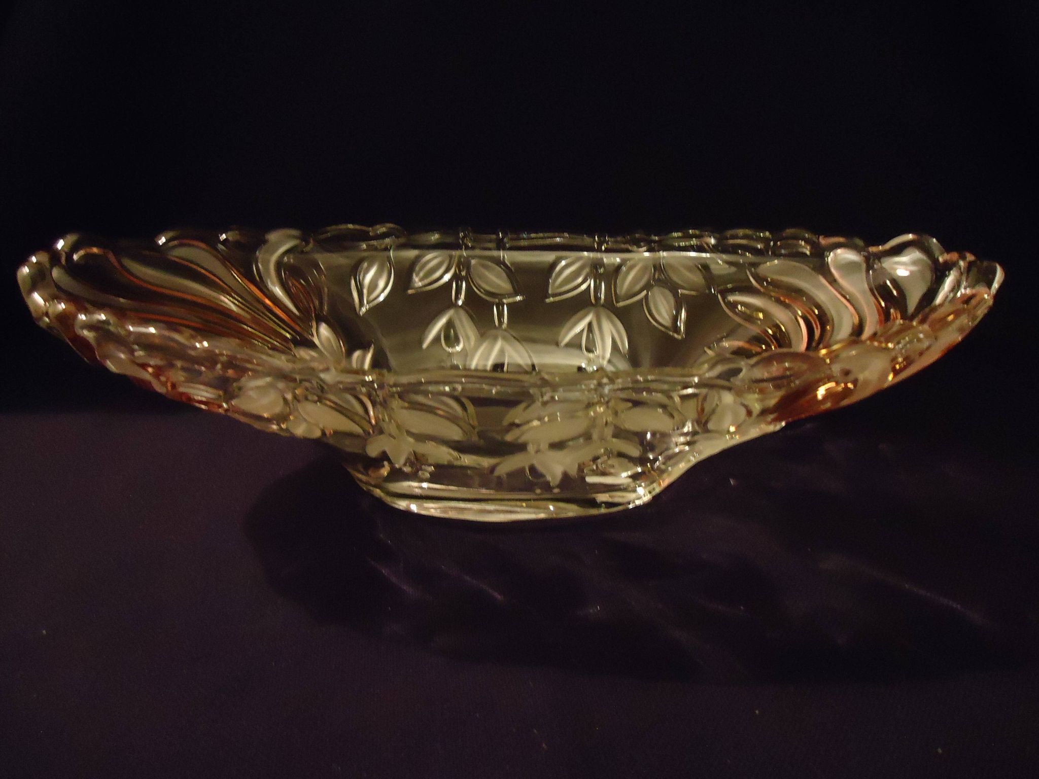 Oval bowl in crystal and frosted glass, pink and frosted.