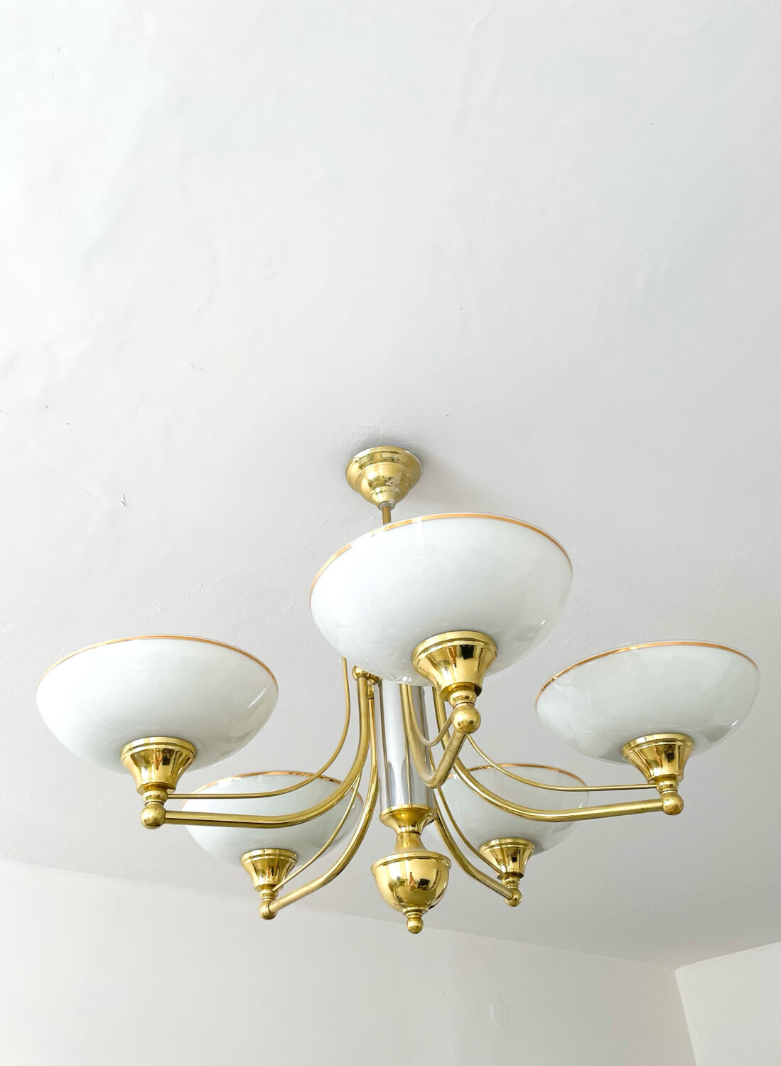 Lustre vintage en laiton & verre opalin – 5 branches – 60 × 54 cm