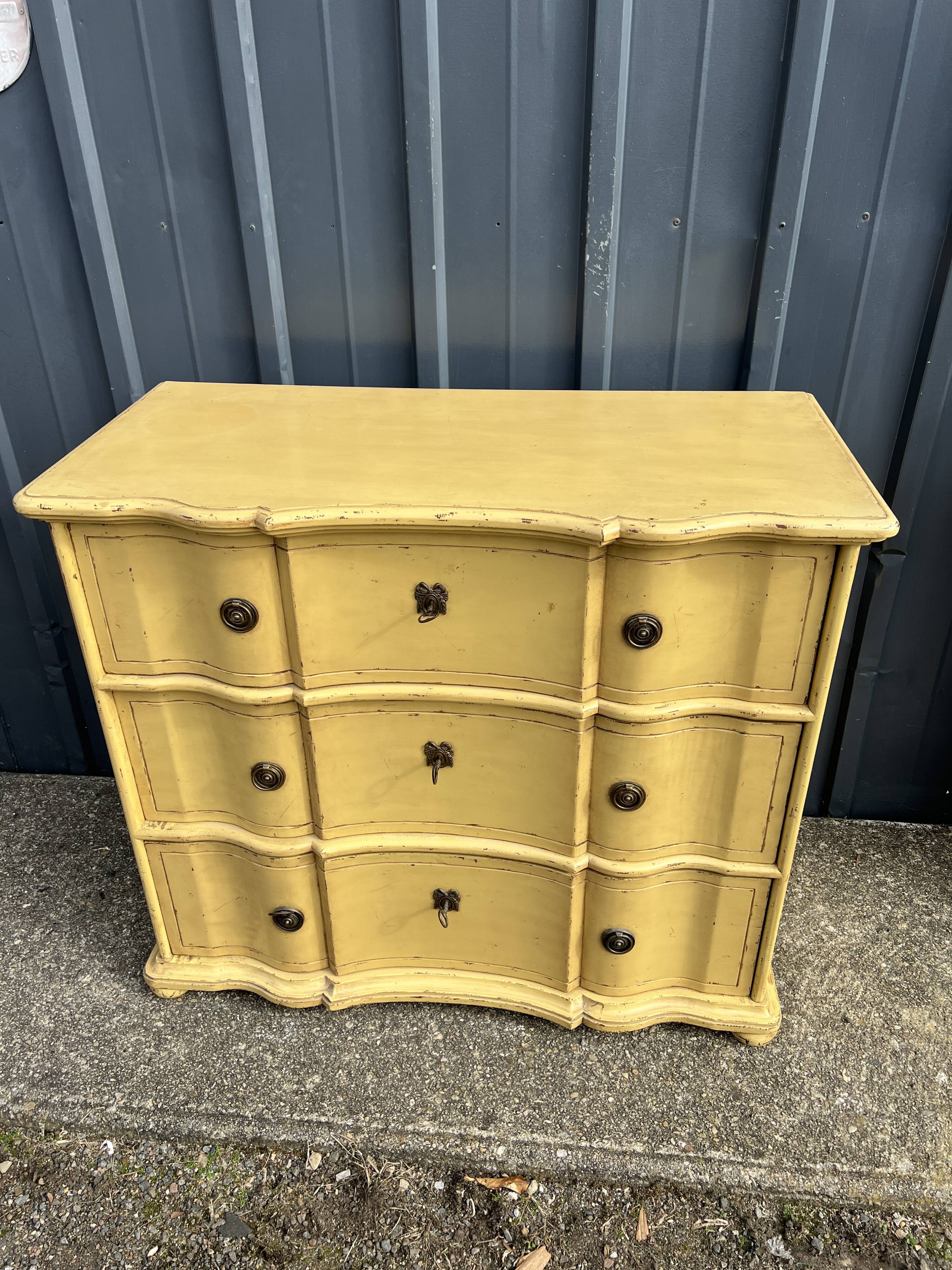 Chest of drawers with three moving drawers