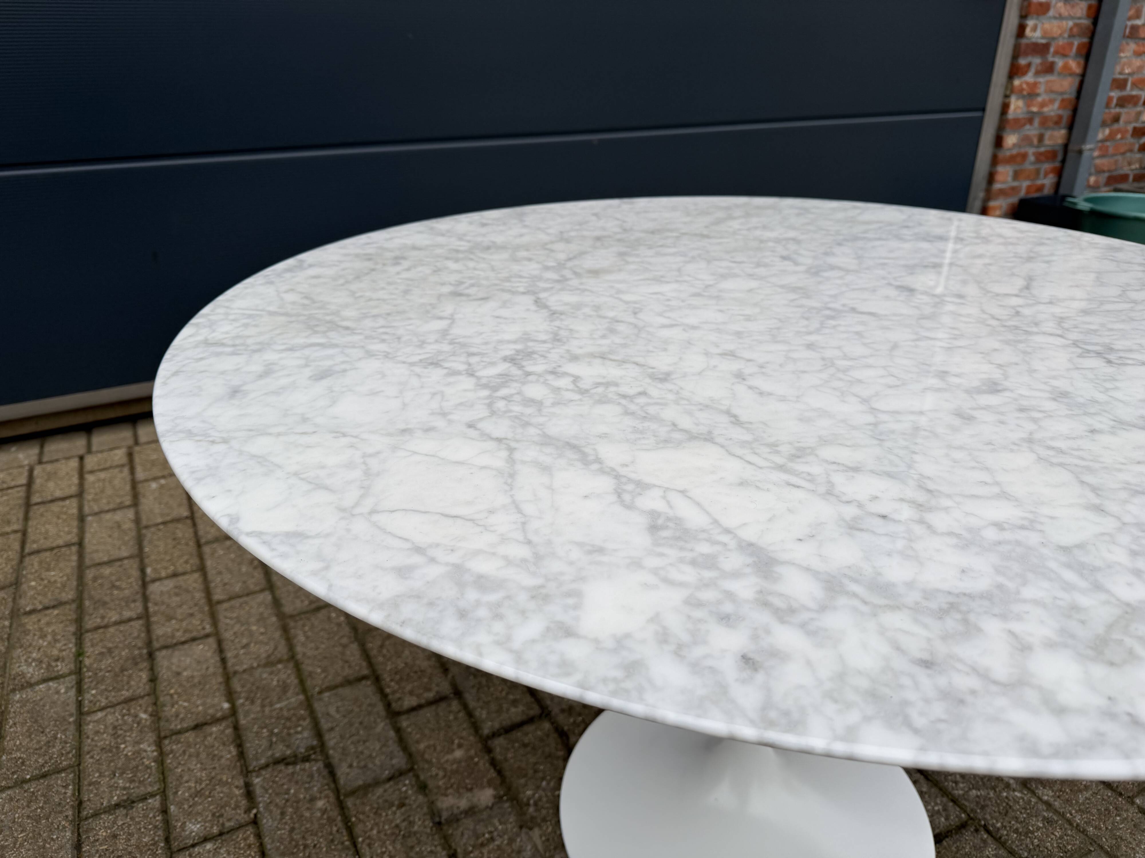 Original Knoll Tulip dining table in Carrara marble (120cm)