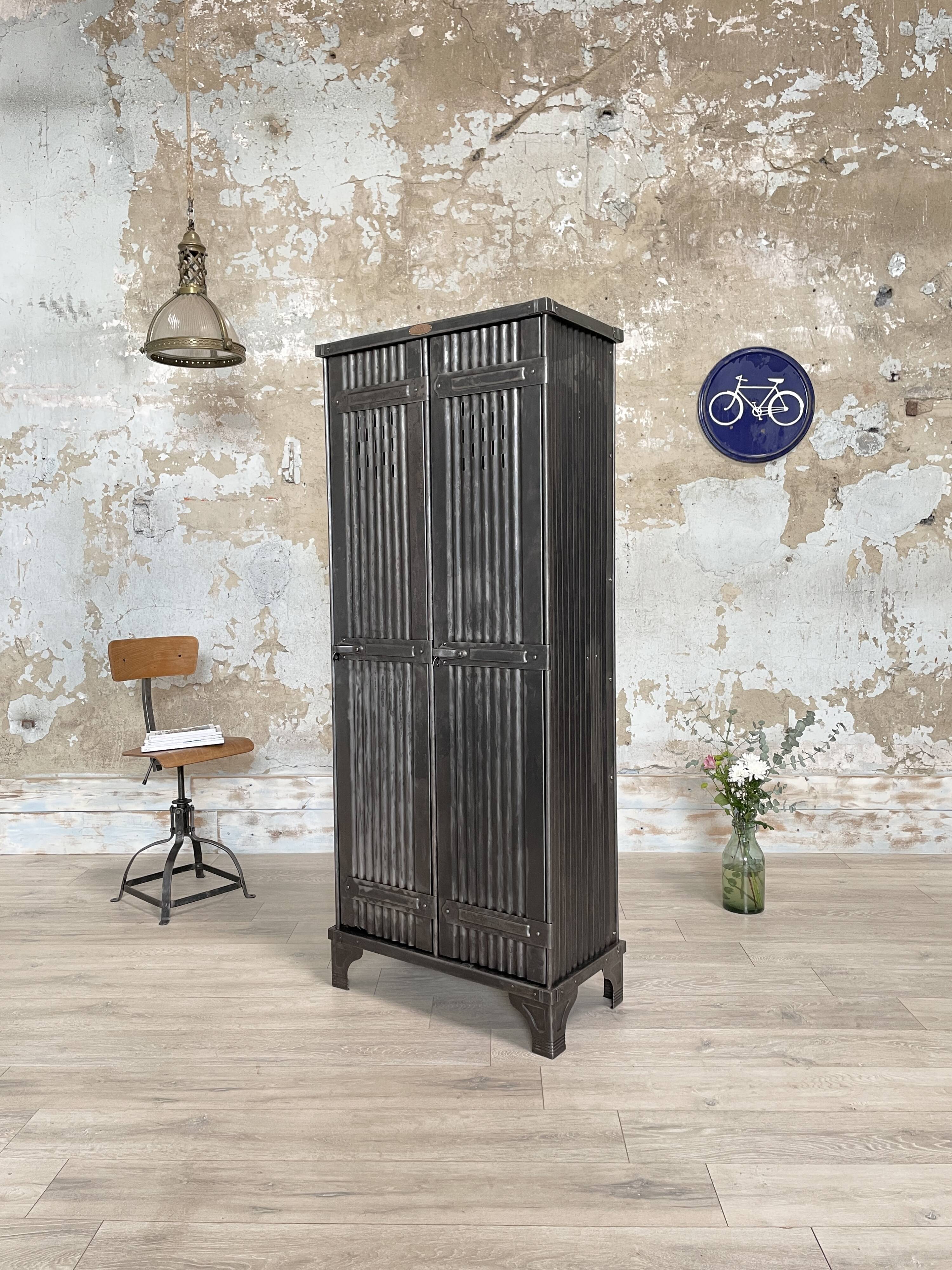 Strafor double-door corrugated iron cloakroom, circa 1920.