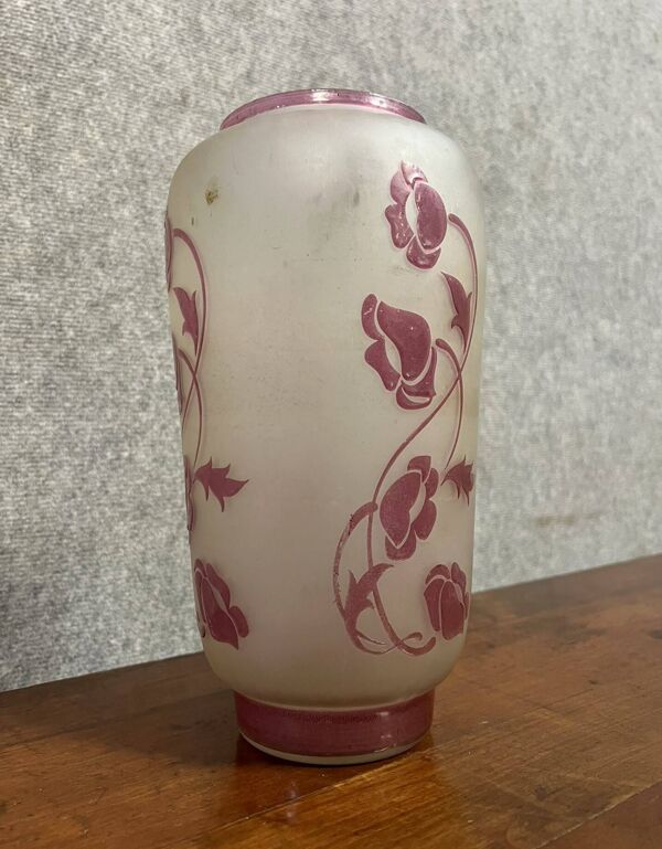 Daum (dans le gout) : grand vase multicouches à décor de fleurs violettes vers 1930