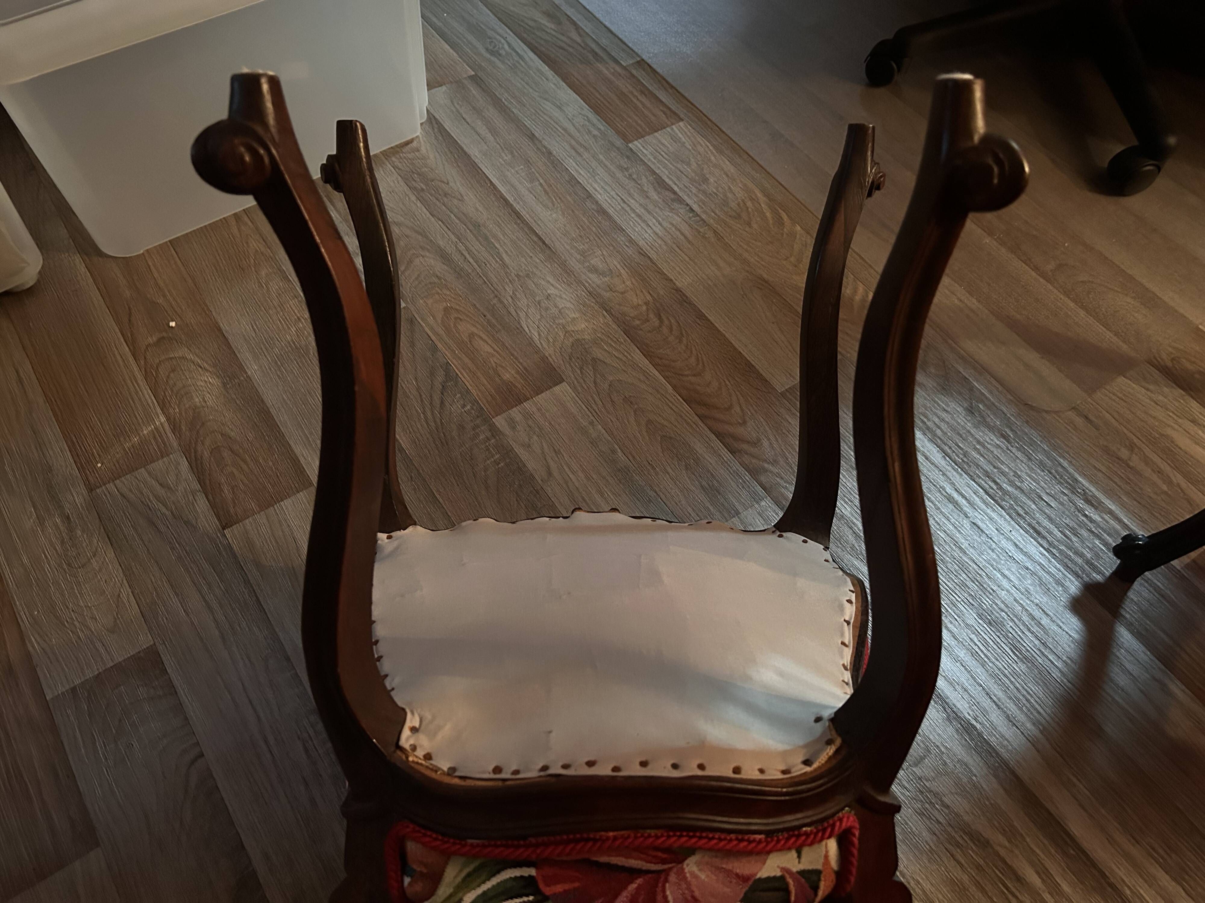 Chaises anciennes en noyer