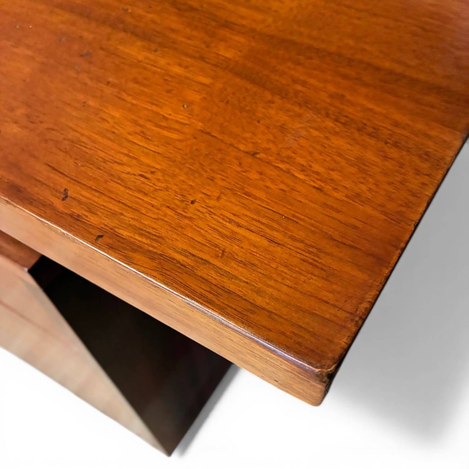 Executive Office "EOG" in Walnut by George Nelson for Herman Miller, Here