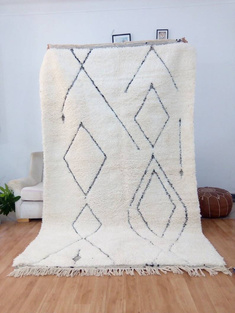 Handcrafted white Beni Ouraine rug, size 160 x 250 cm