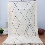 Handcrafted white Beni Ouraine rug, size 160 x 250 cm