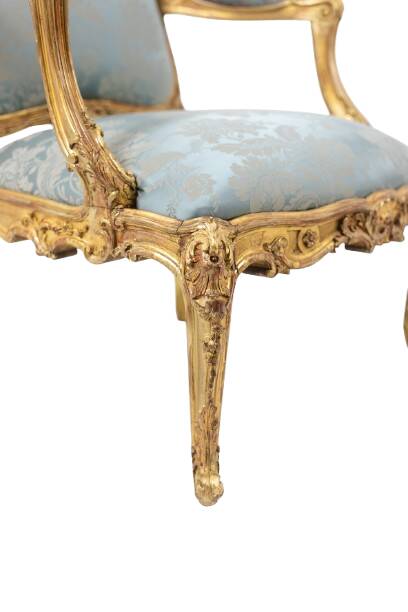 Salon de style Louis XV à chassis en bois doré. Circa 1880.