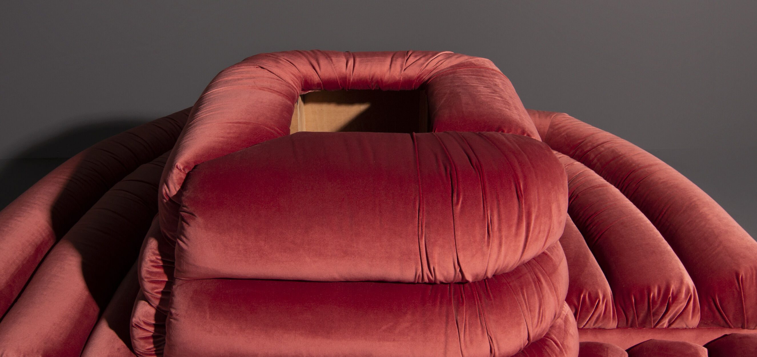Italian design round sofa in pink velvet