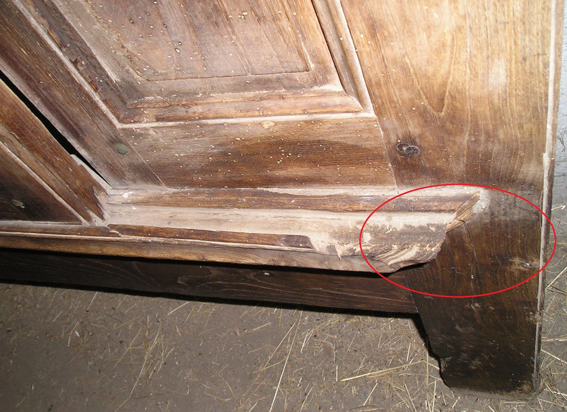 19th century enclosed bed façade