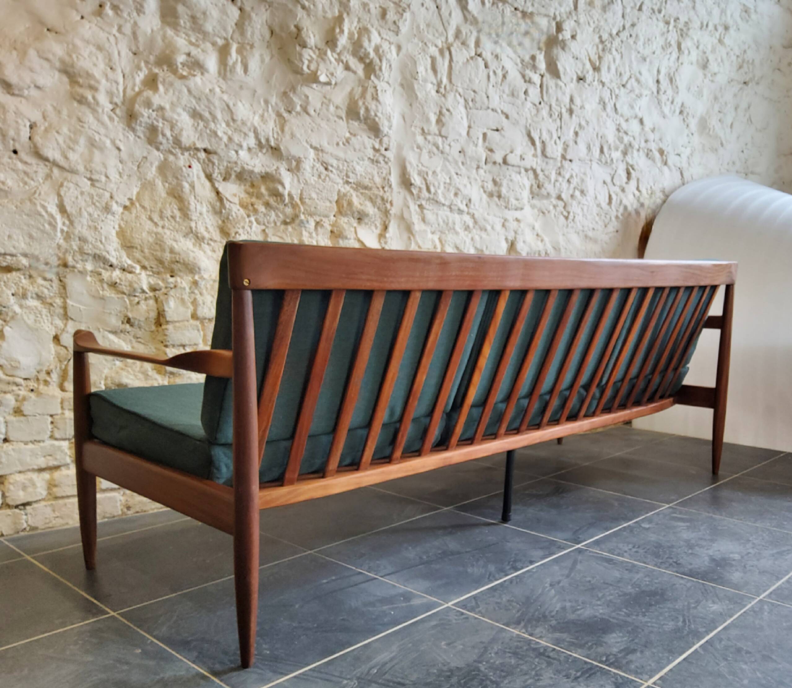 Vintage Scandinavian 3-seater canapé in solid wood