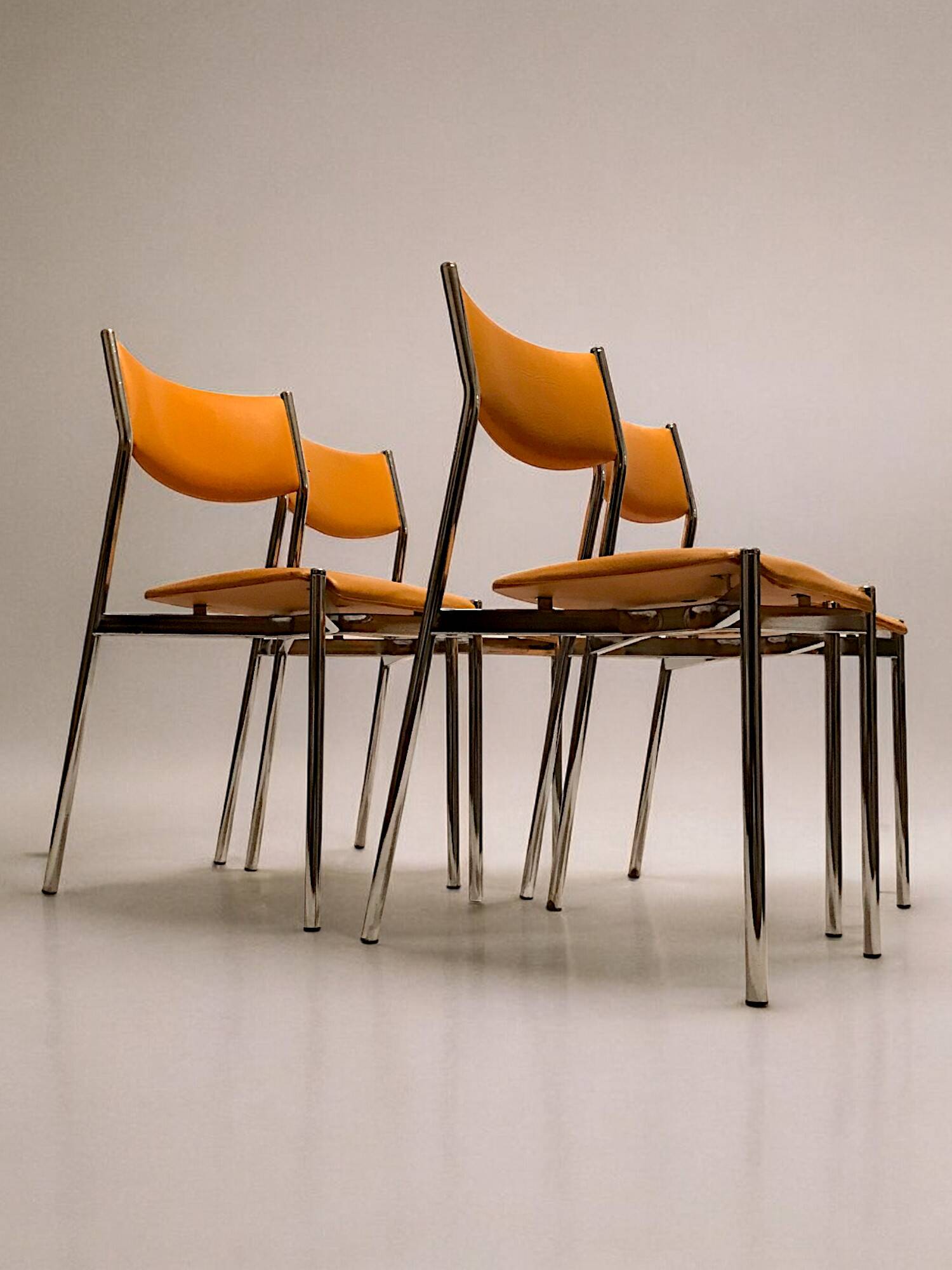 4 chaises tubulaires chromées, France-Italie vers 1970