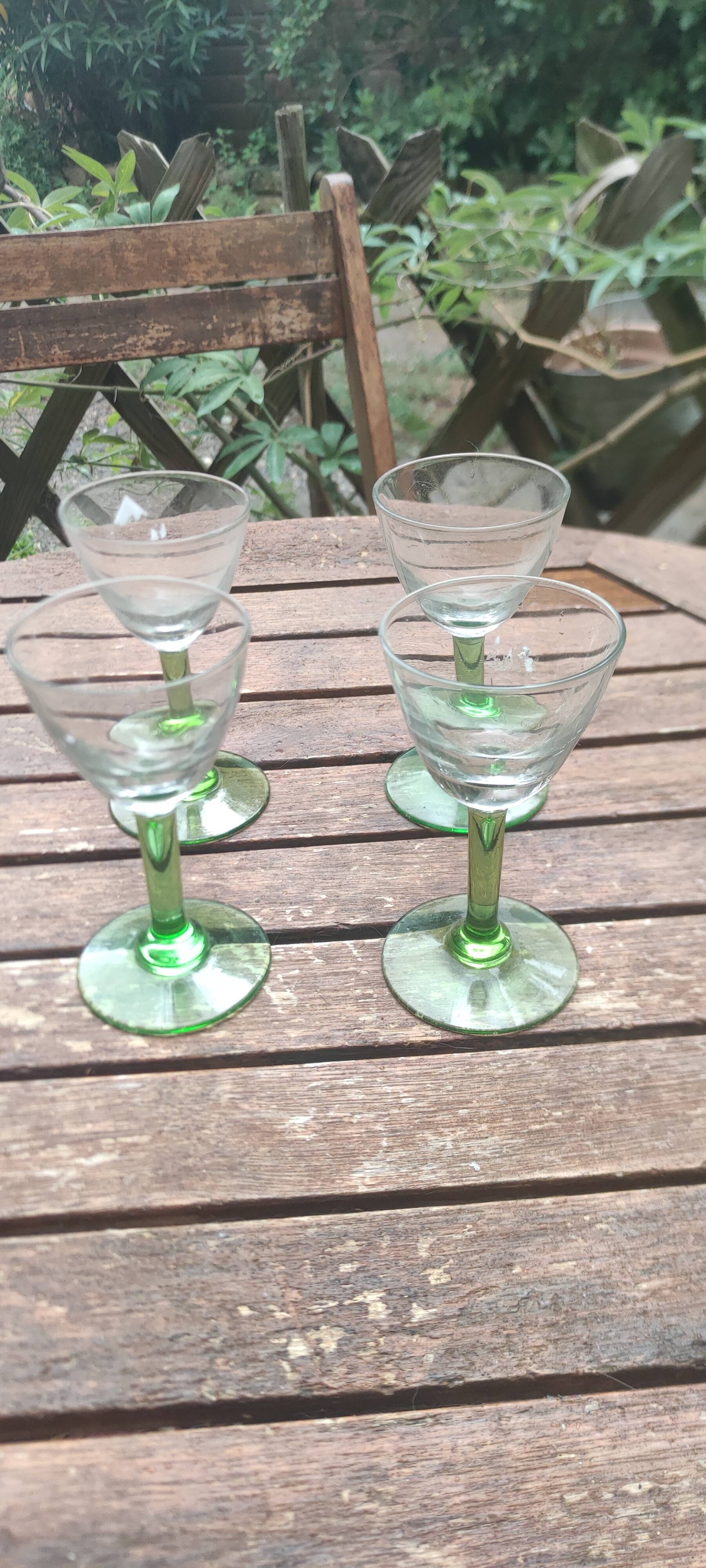 Carafe and its 4 shot glasses, urane uralin