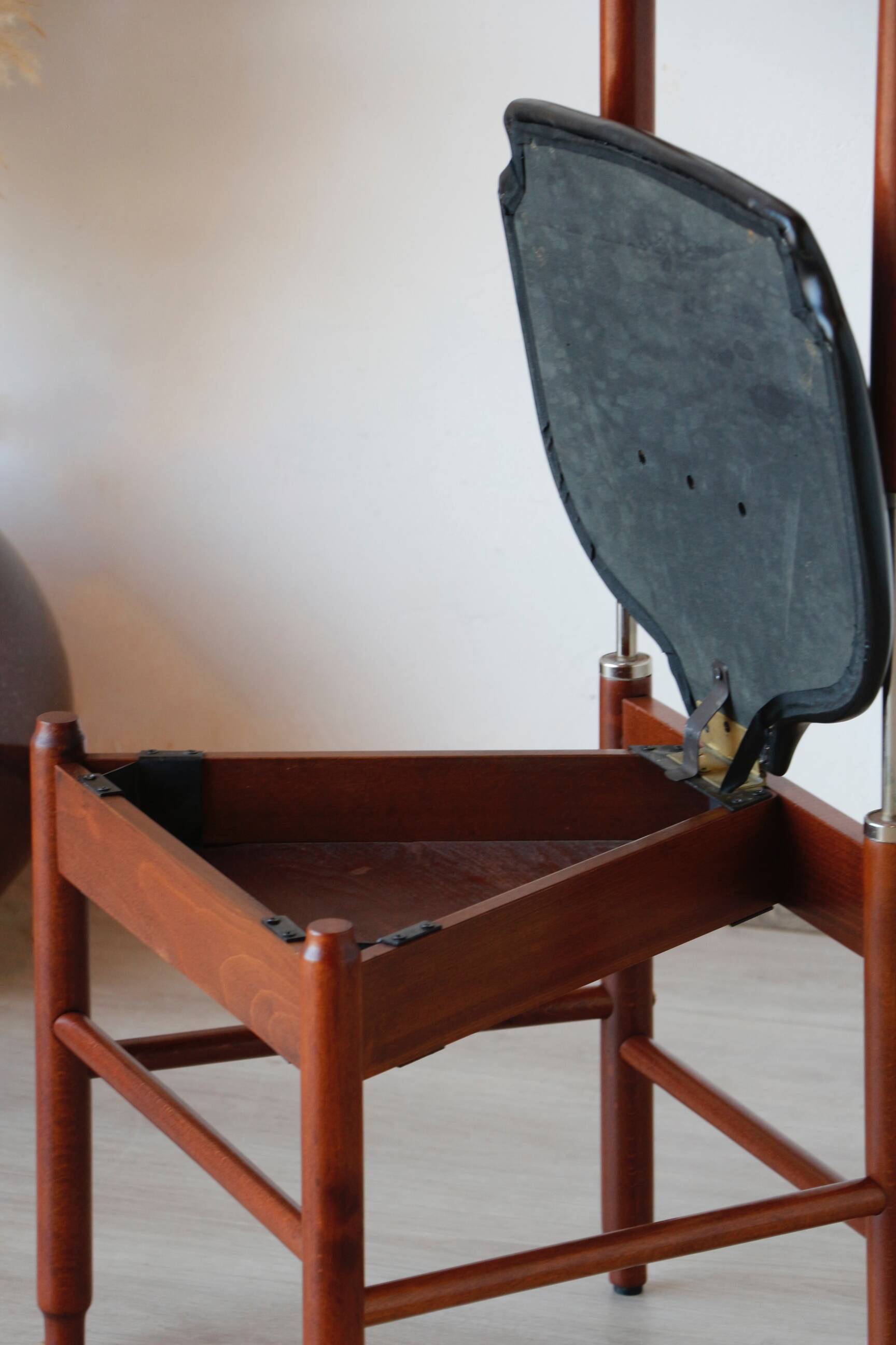Fratelli Reguitti valet – Vintage Italian chair