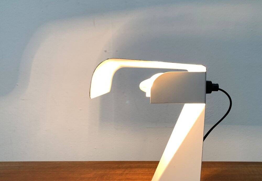 Lampe de table tole minimaliste italienne de l'âge spatial du milieu du siècle par G. Grego, années 1960.