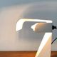 Lampe de table tole minimaliste italienne de l'âge spatial du milieu du siècle par G. Grego, années 1960.