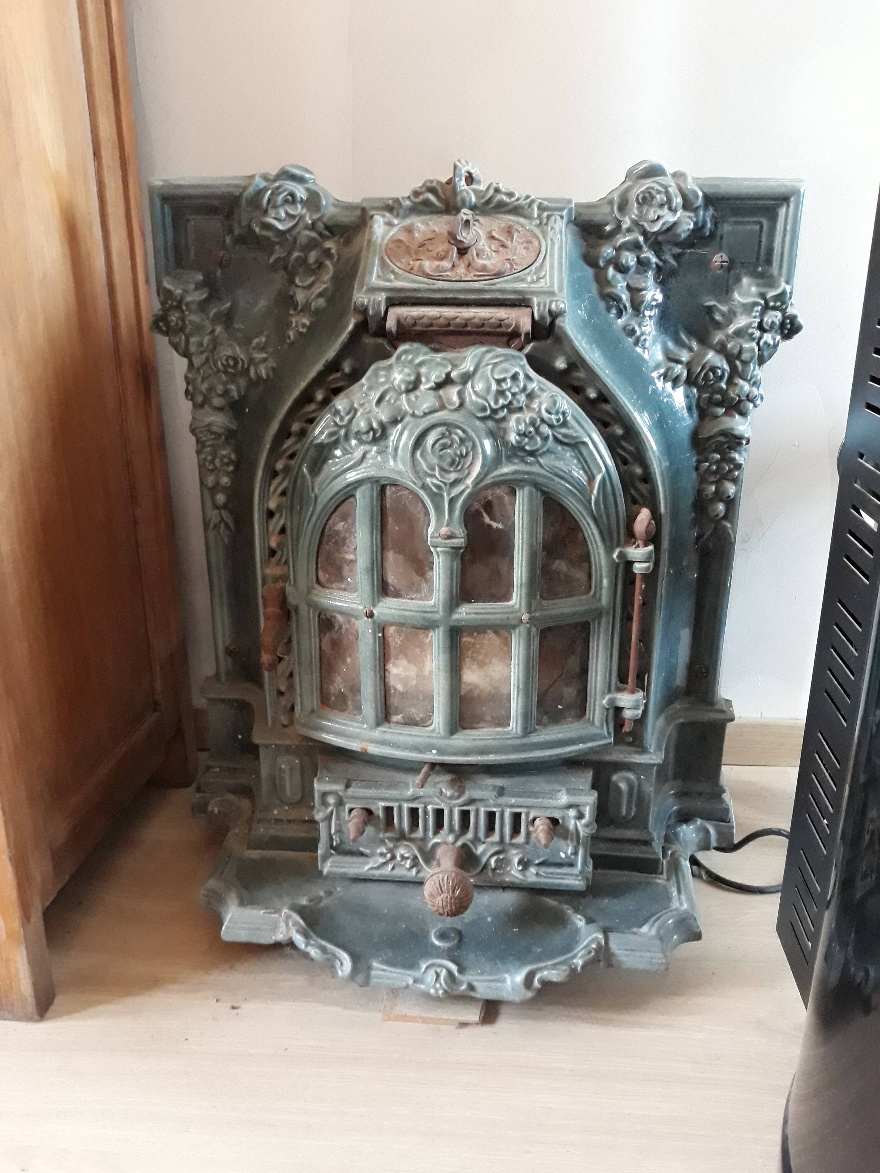 Feu ancien type salmandre en fonte
