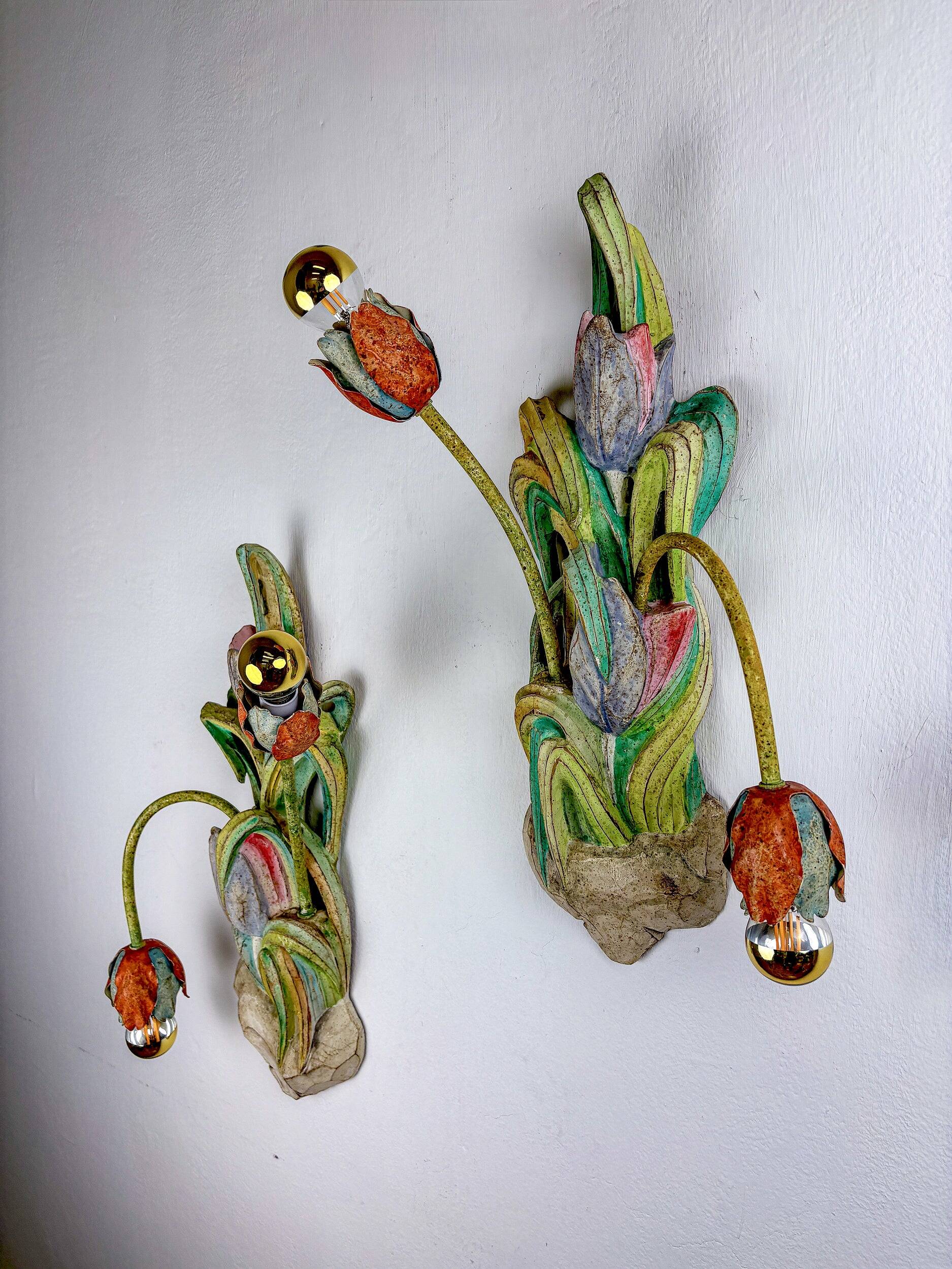 Paire de appliques italiennes en forme de tulipe et de feuille, bras en bois polychrome et métal, années 1960.