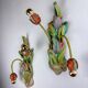 Paire de appliques italiennes en forme de tulipe et de feuille, bras en bois polychrome et métal, années 1960.