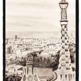 DESSIN AU FUSAIS DE BARCELONE VUE DU PARC GUELL. PAYSAGE URBAIN DE BARCELONE.