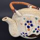 Théière japonaise vintage en grès moucheté à anse bambou