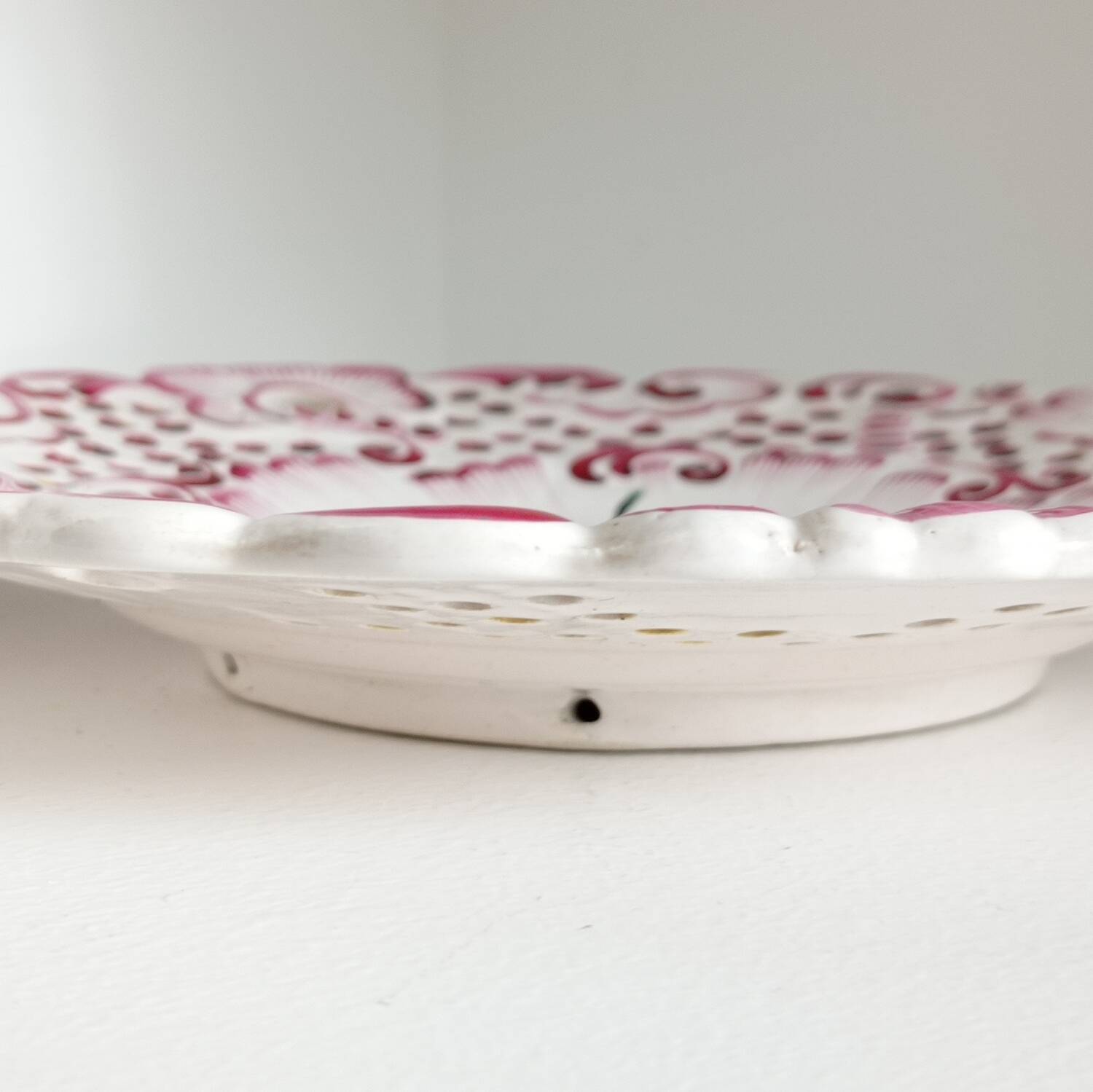 Decorative plate with openwork floral decoration