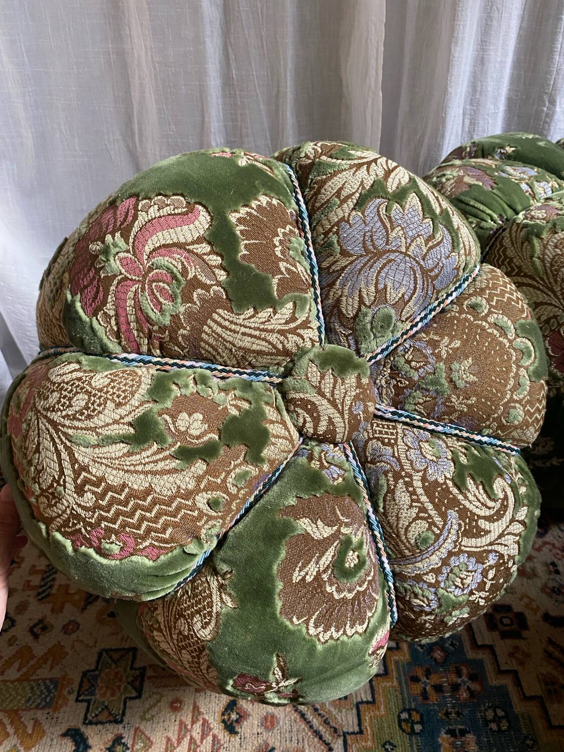 Duo de poufs en velours fleuri