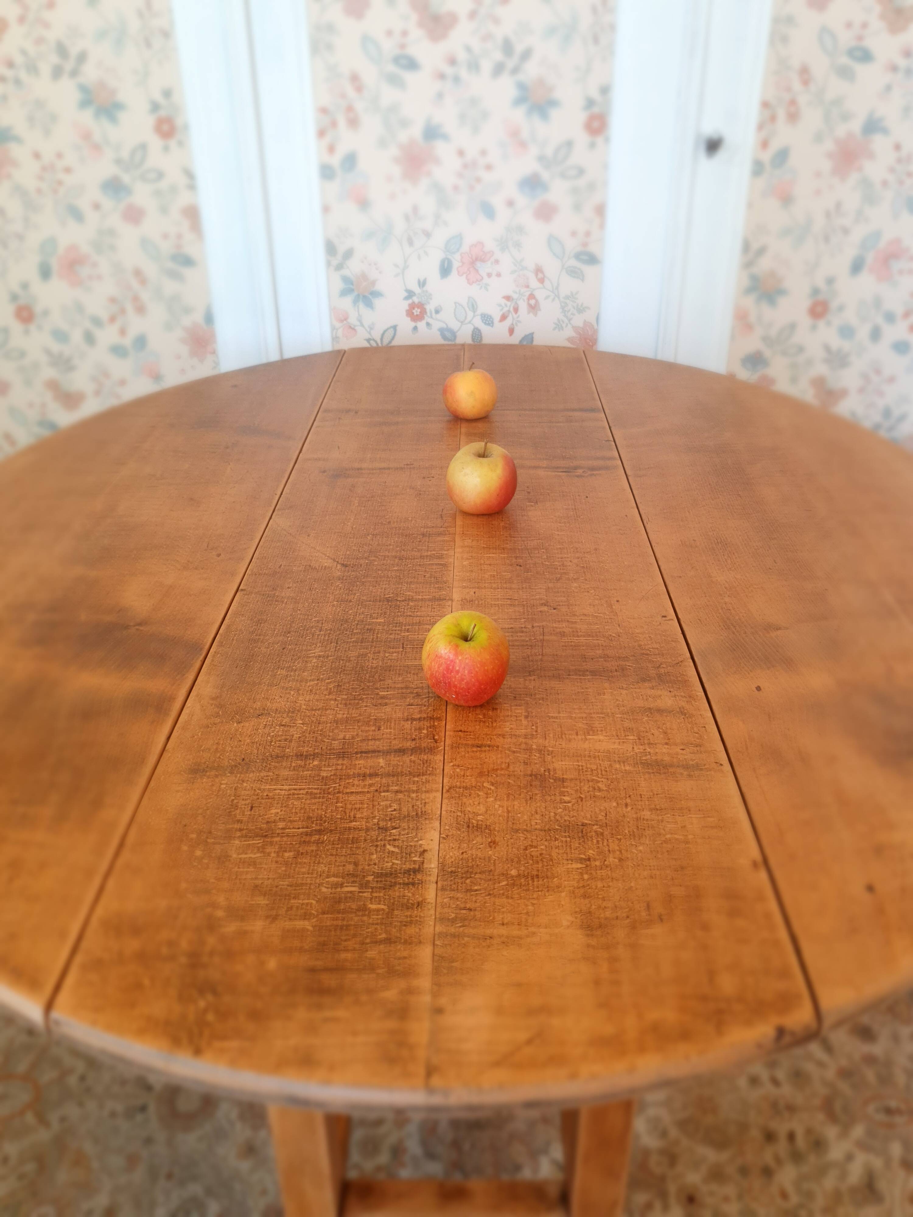Drop-leaf gateleg table
