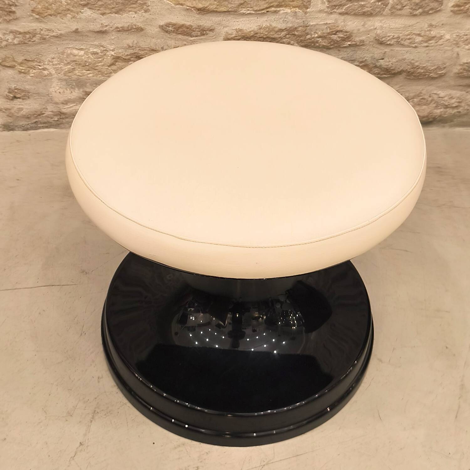 Large tulip stool/ottoman, 1970s design.