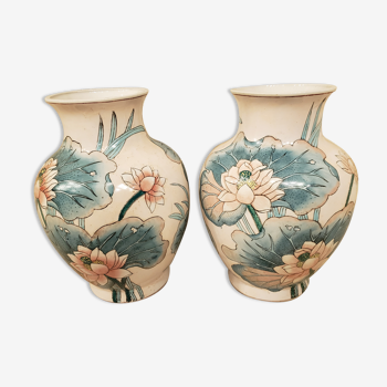 Set of 2 Chinese vases red signature