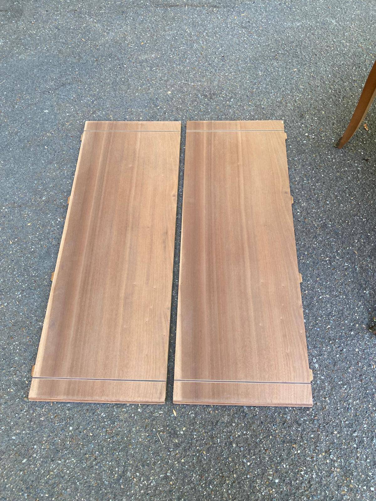 Round extendable dining table stripped in cherry wood with Louis XVI marquetry 1