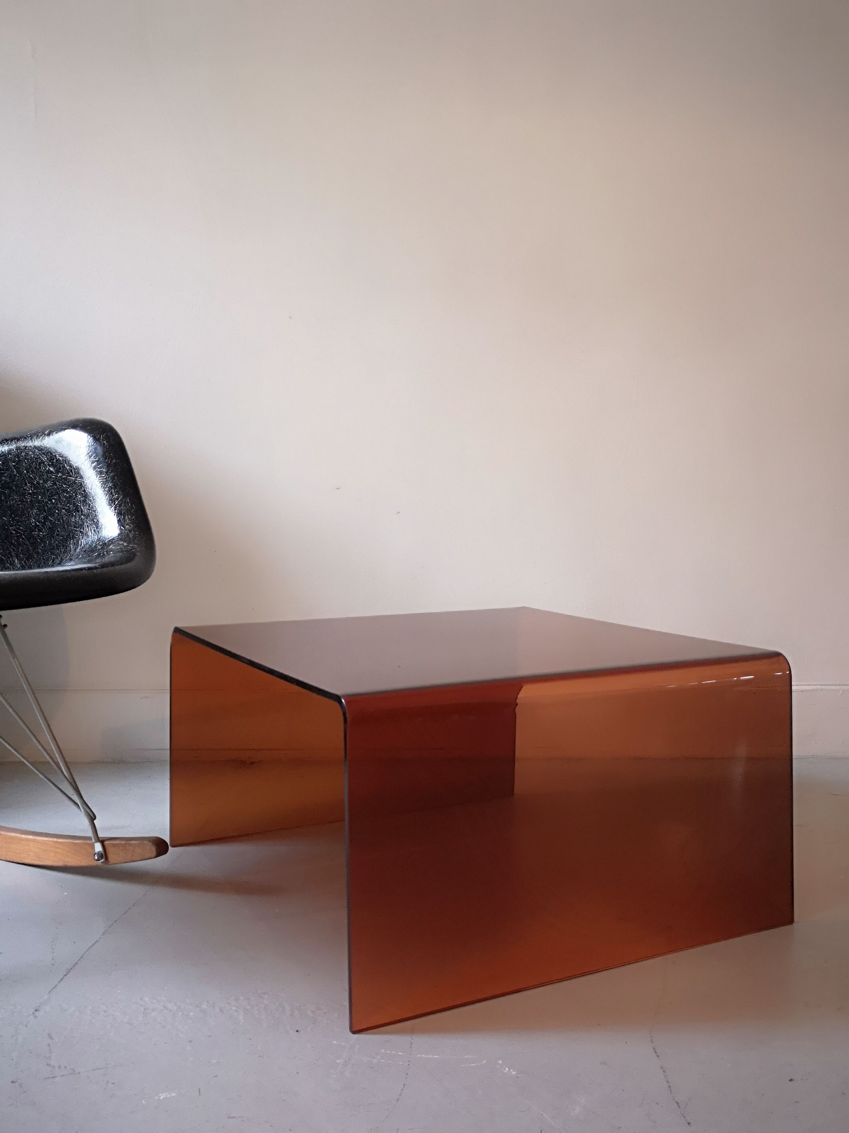 Table basse en plexiglas fumé 1970, Ligne Roset