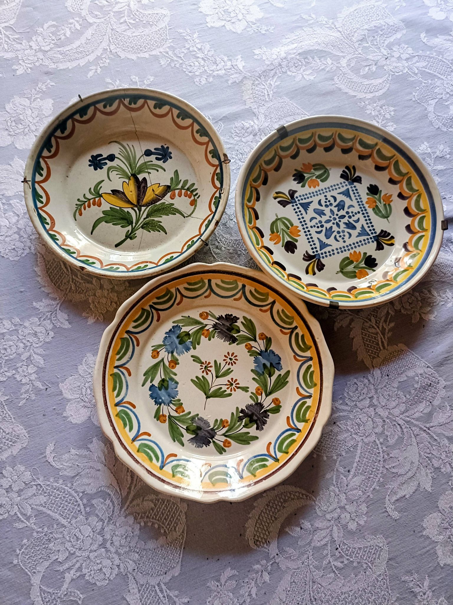 3 assiettes en faïence de Nevers XVIIIème