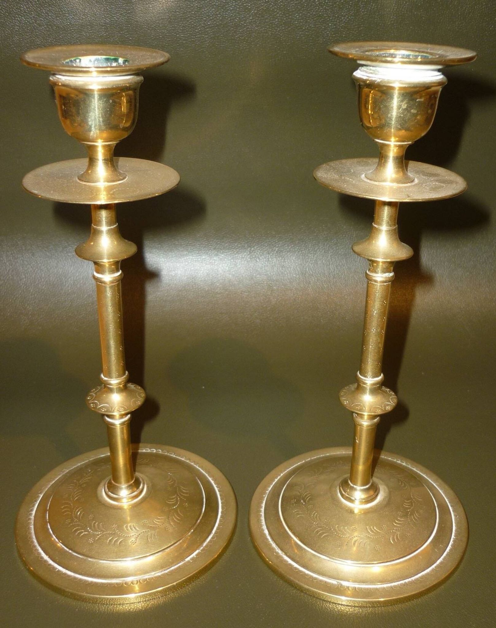 Paire de bougeoirs en laiton doré