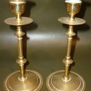 Paire de bougeoirs en laiton doré