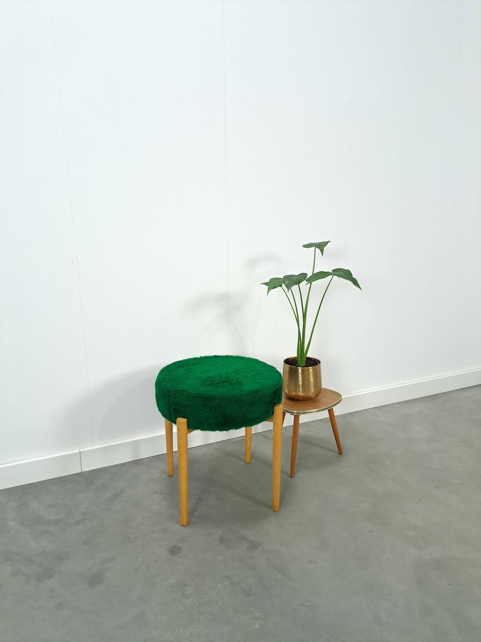 Houten vintage kruk met groen kussen