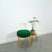 Houten vintage kruk met groen kussen