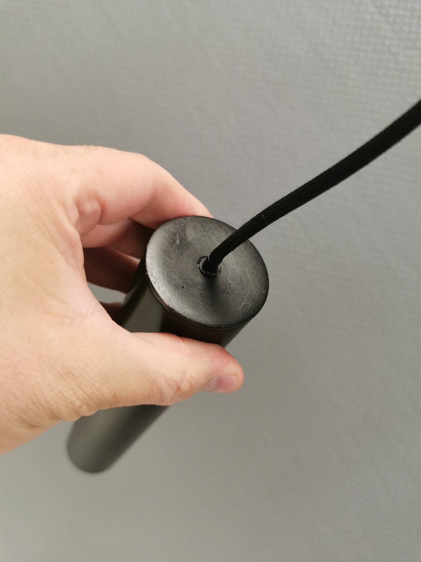 Deux suspensions de forme cylindrique en laque noire