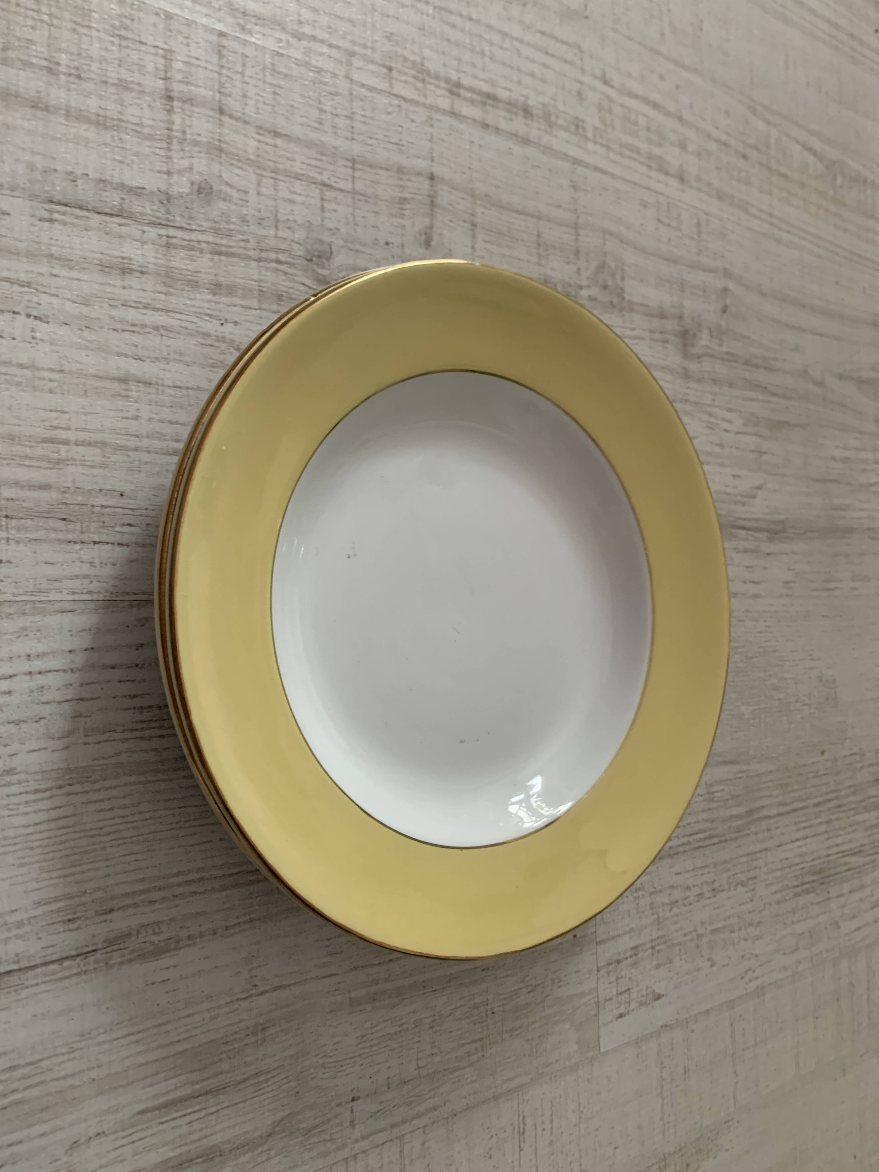 White and pastel yellow Amandinoise plates