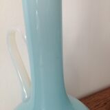 Carafe en opaline bleu ciel