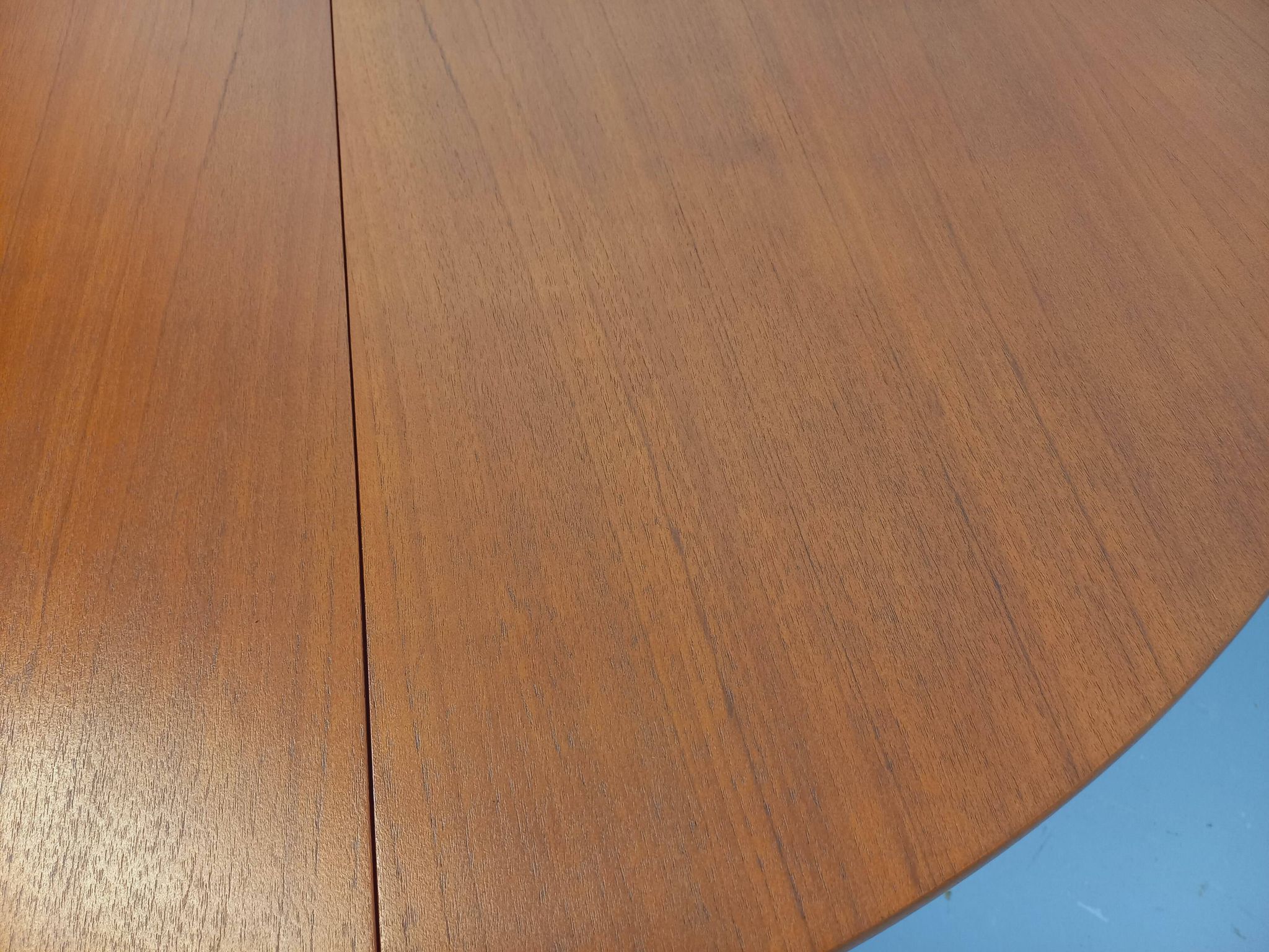 Round dining table in vintage Scandinavian style from the 50s and 60s in teak.