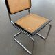 Chaise design Cesca modèle b32 en noir et chrome