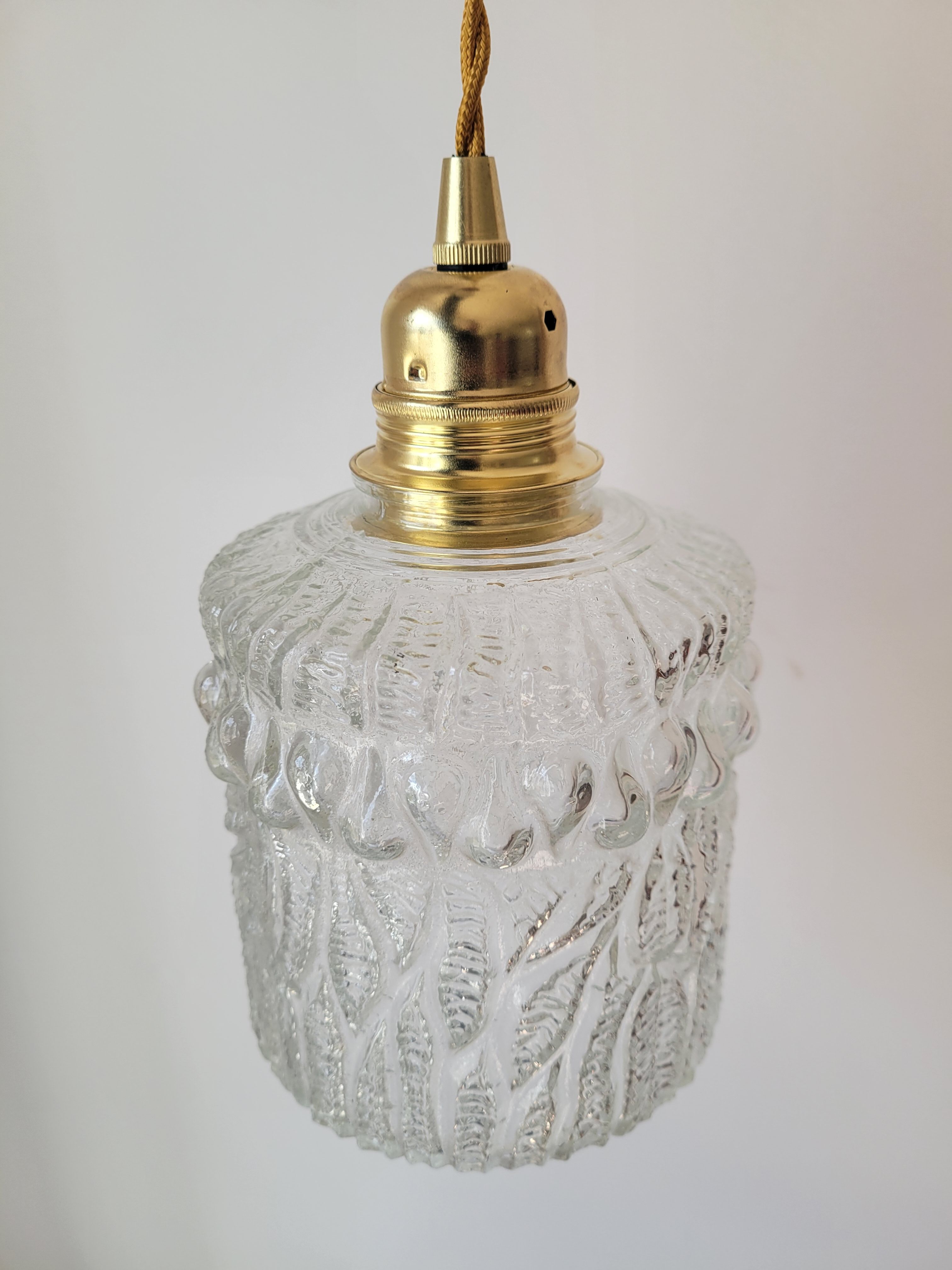 Suspension in scrambled molded glass